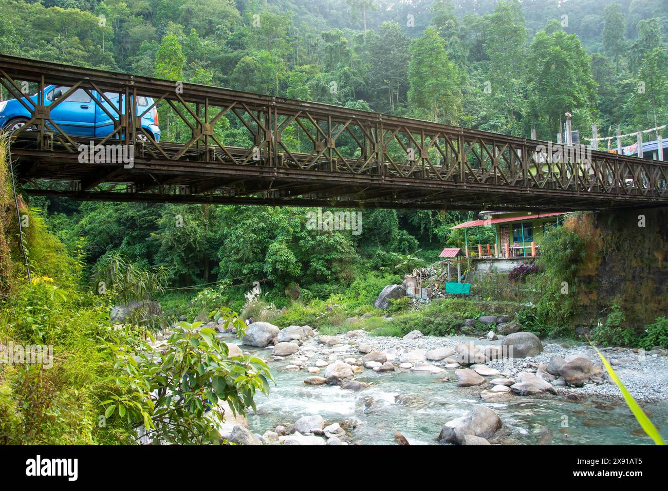 La rivière Jaldhaka, également connue sous le nom de Dichu, est un affluent du Brahmapoutre et un fleuve transfrontalier qui traverse l'Inde, le Bhoutan et le Bangladesh Banque D'Images