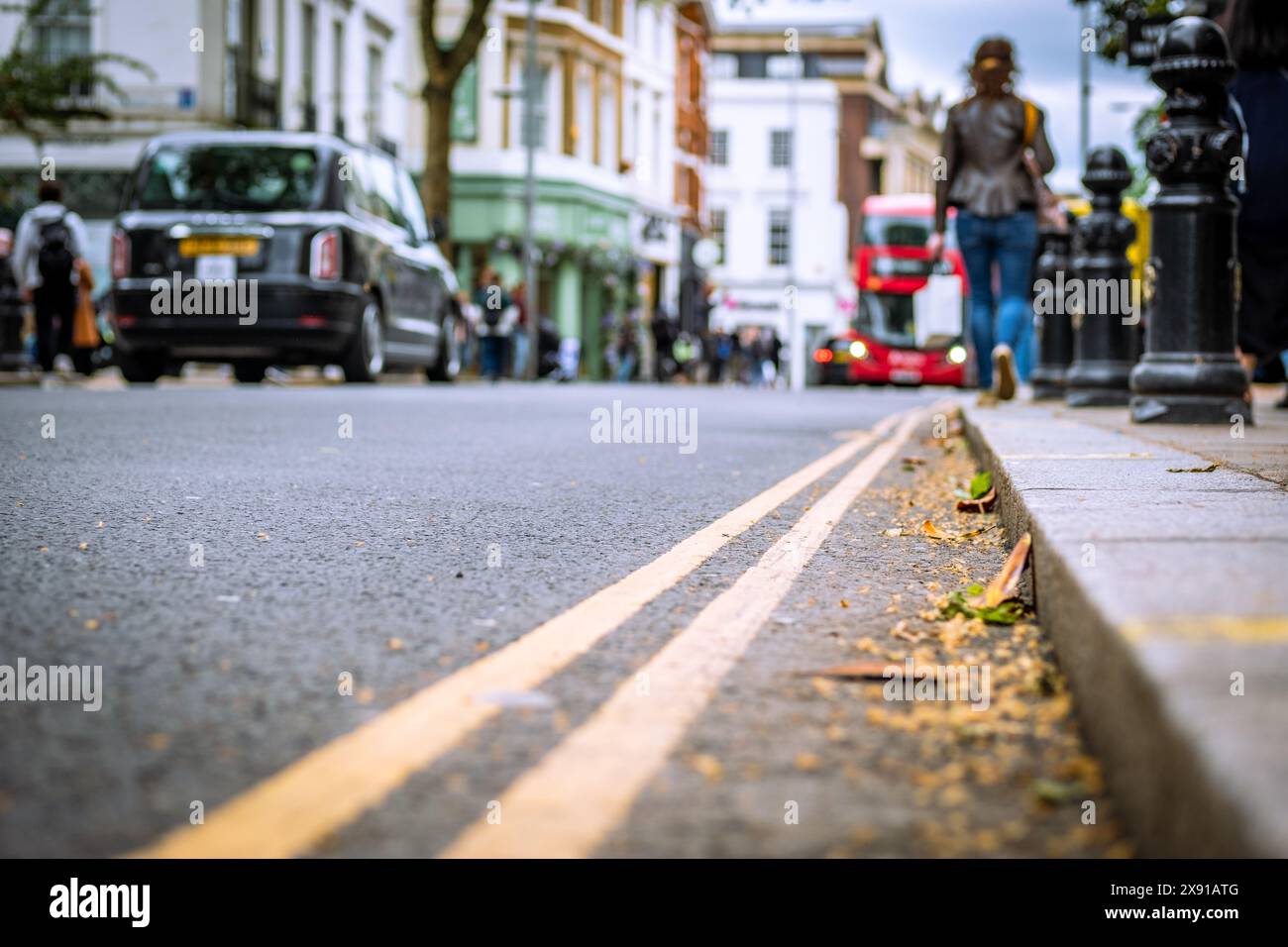 LONDRES - vue rapprochée basse de la rue commerçante animée avec des gens et des magasins anonymes Banque D'Images