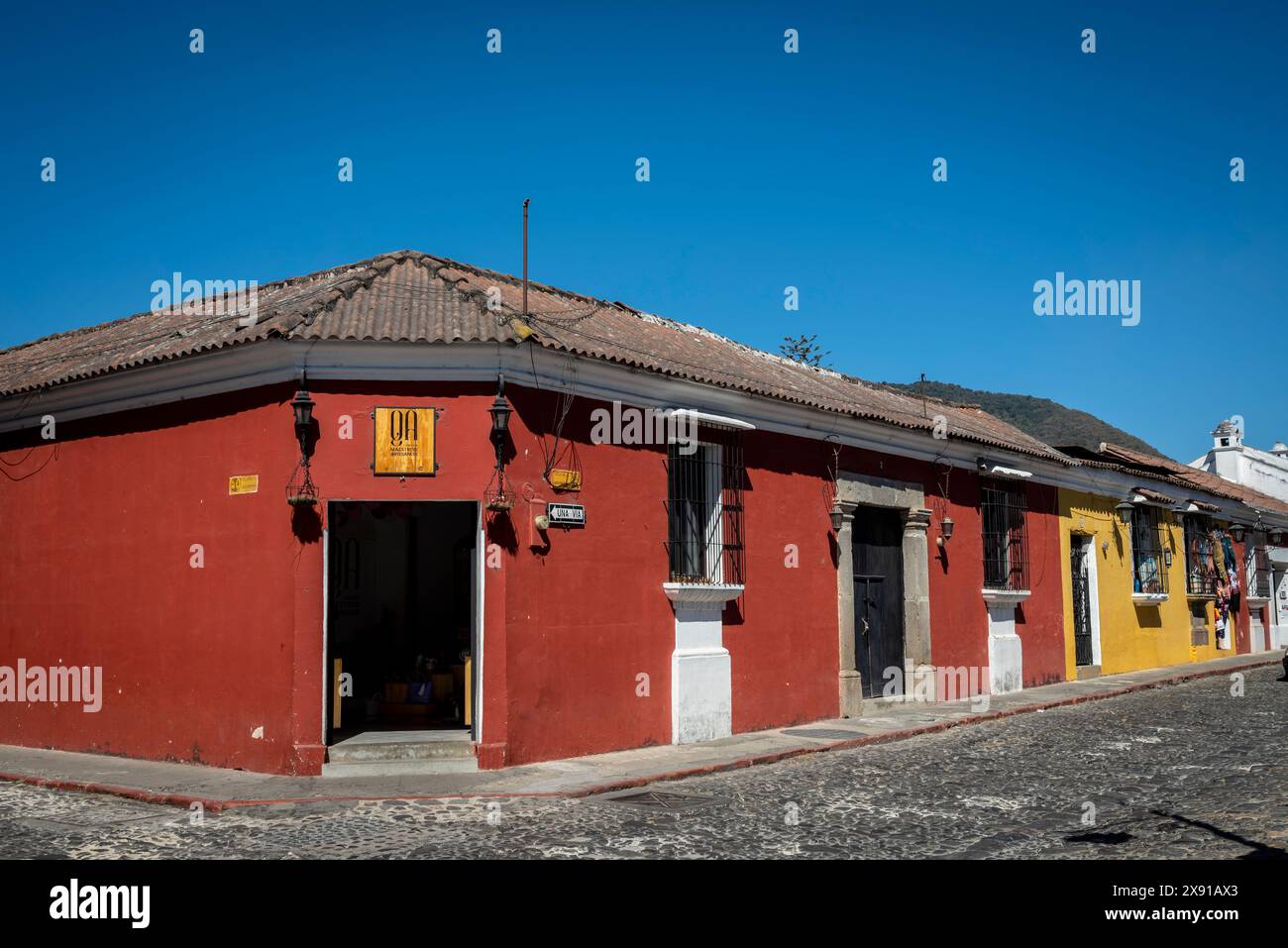 Centre-ville avec des maisons colorées de l'époque coloniale espagnole, Antigua, Guatemala Banque D'Images