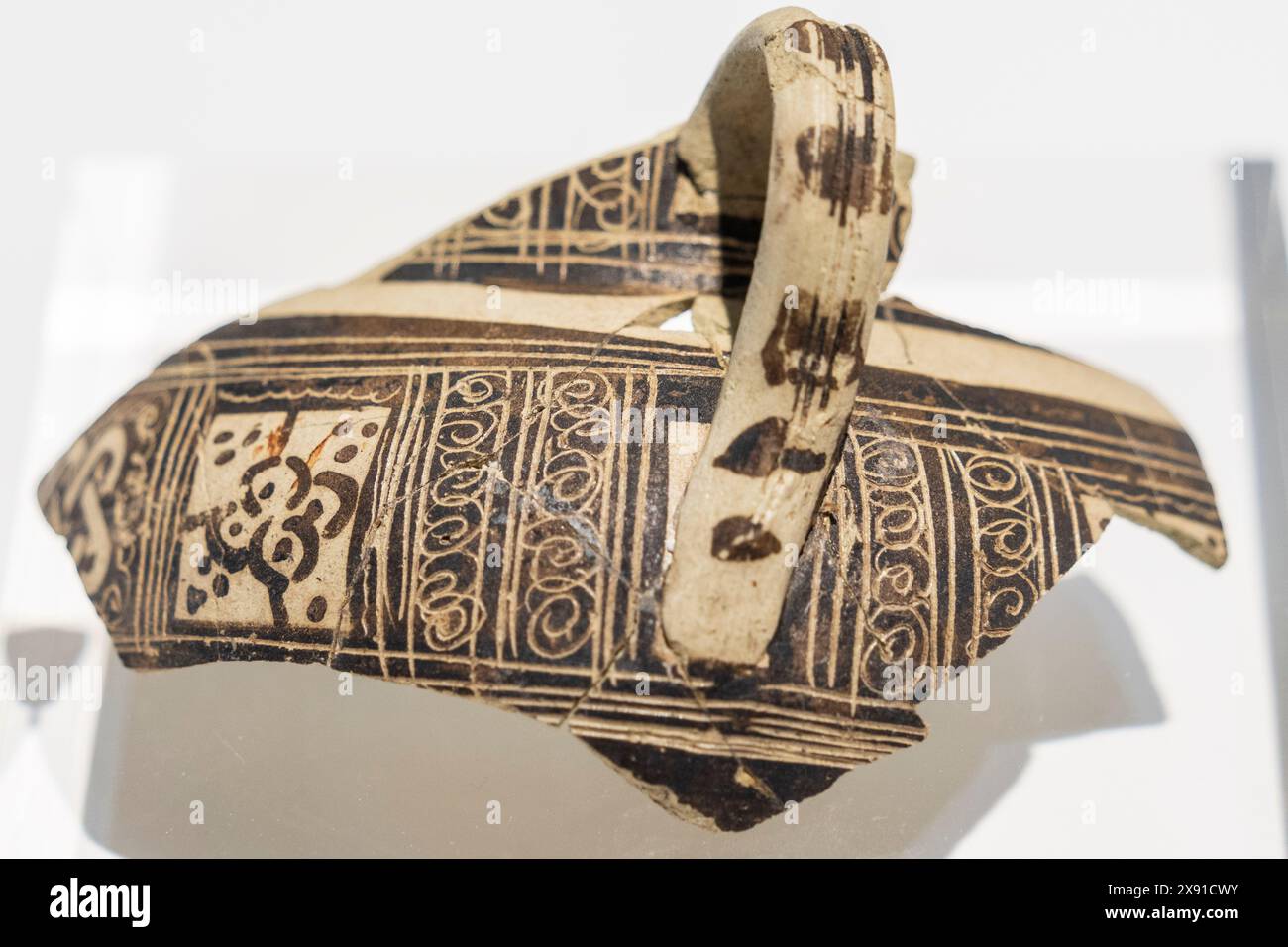 Shurayba, cruche avec décoration sgraffito sur bandes de manganèse noir, 12ème-13ème siècle après JC, Shaltish (Saltés), période islamique, Musée Huelva, Huelva, Andal Banque D'Images