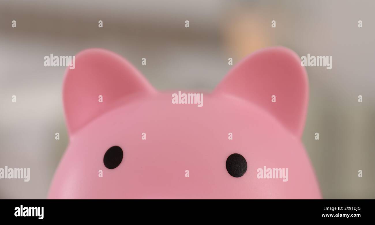 Tirelire rose sur fond flou, gros plan Banque D'Images