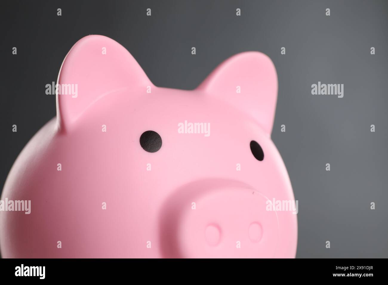 Tirelire rose sur fond gris, gros plan Banque D'Images