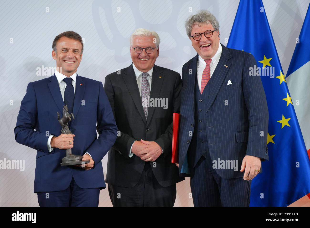 Verleihung Internationaler Preis des Westfaelischen Friedens 2024 Emmanuel Macron gemeinsam mit Frank-Walter Steinmeier und Dr Reinhard Zinkamm BEI der Verleihung des westfaelischen Friedenspreis 2024 haelt der franzoesische Staatspraesident den Preis in der Hand, Muenster, 28.05.2024 Muenster Nordrhein-Westfalen Deutschland *** remise du Prix international de la paix de Westphalie 2024 Emmanuel Macron avec Frank Walter Steinmeier et Dr Reinhard Zinkamm lors de la remise du Prix de la paix de Westphalie 2024, le Président français tient le prix dans sa main, Muenster, 28 05 2 Banque D'Images