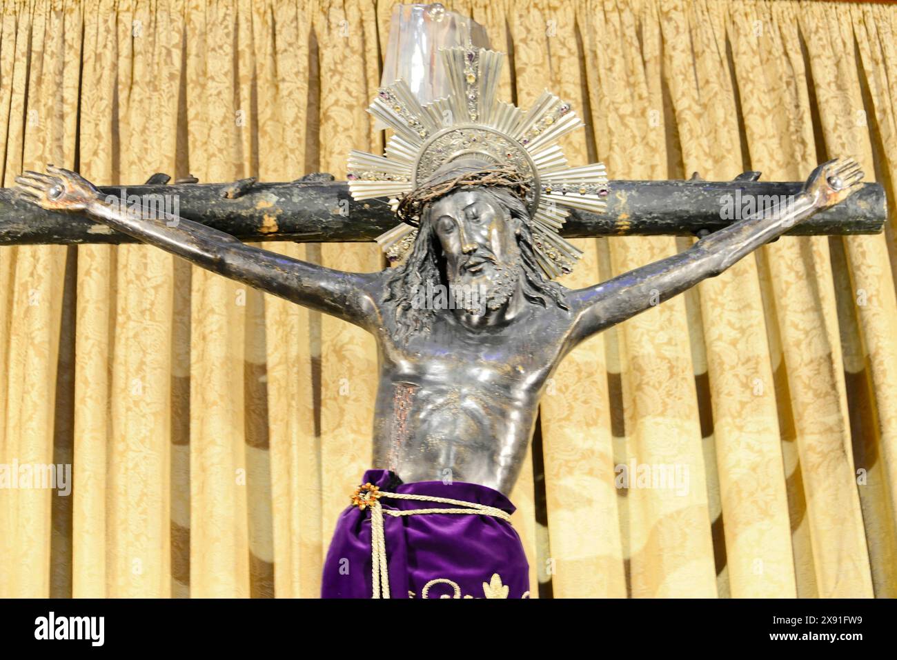 Vue intérieure, la Catedral de la Santa Creu i Santa Eulalia, Barri Gotic, Barcelone, Catalogne, Espagne, Europe, gros plan d'un crucifix de Jésus Banque D'Images