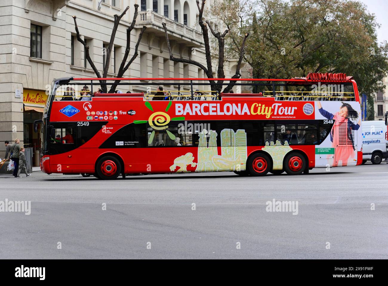 Barcelone, Catalogne, Espagne, Europe, Un bus à impériale rouge avec l'inscription 'Barcelona City Tour' sur une rue Banque D'Images