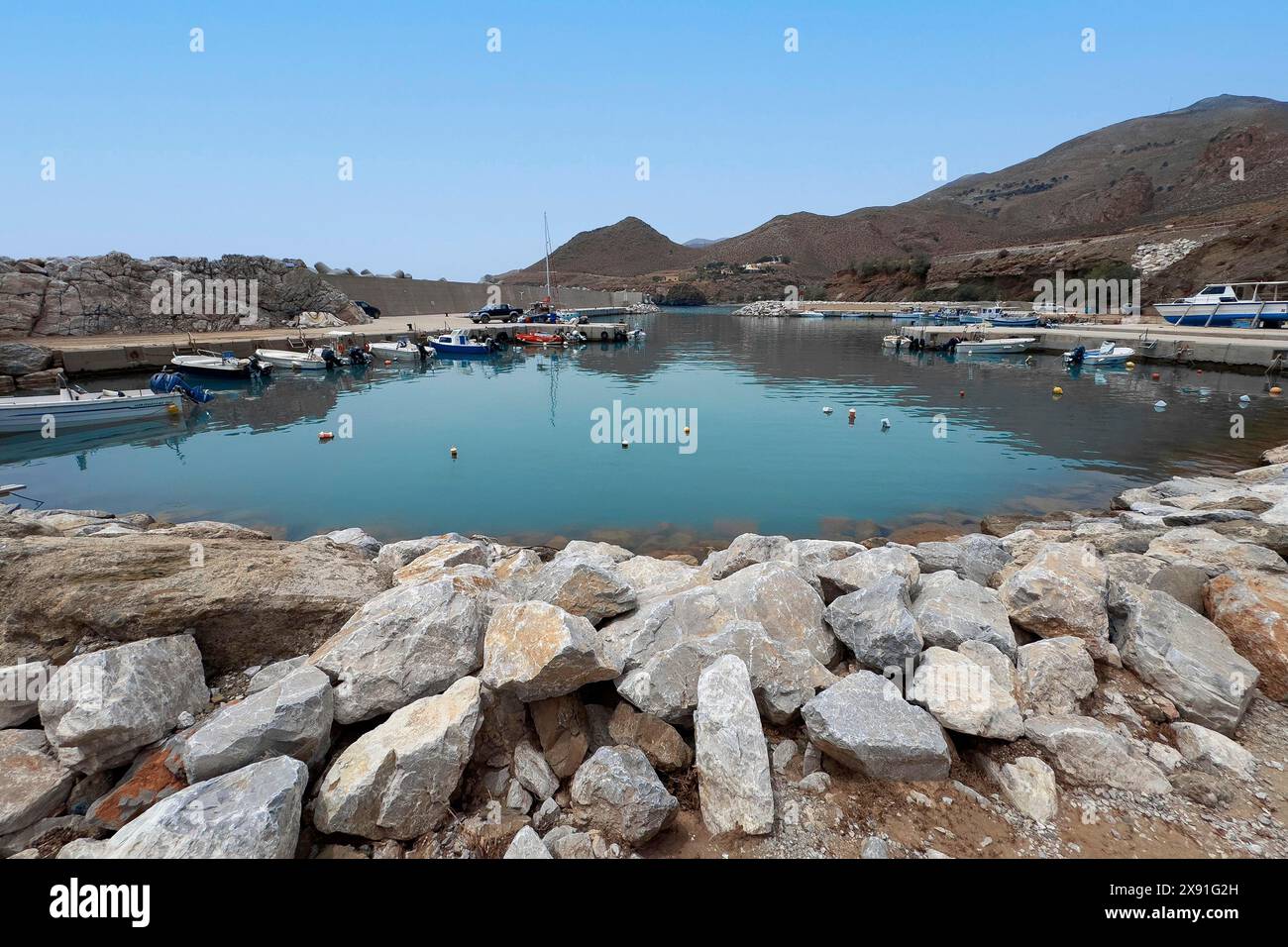 Vue du bassin portuaire de la nouvelle petite marina portuaire de Loutra à l'est de Lentas sur la côte sud de l'île de Crète à la mer de Libye Méditerranée, Loutra, Crète Banque D'Images