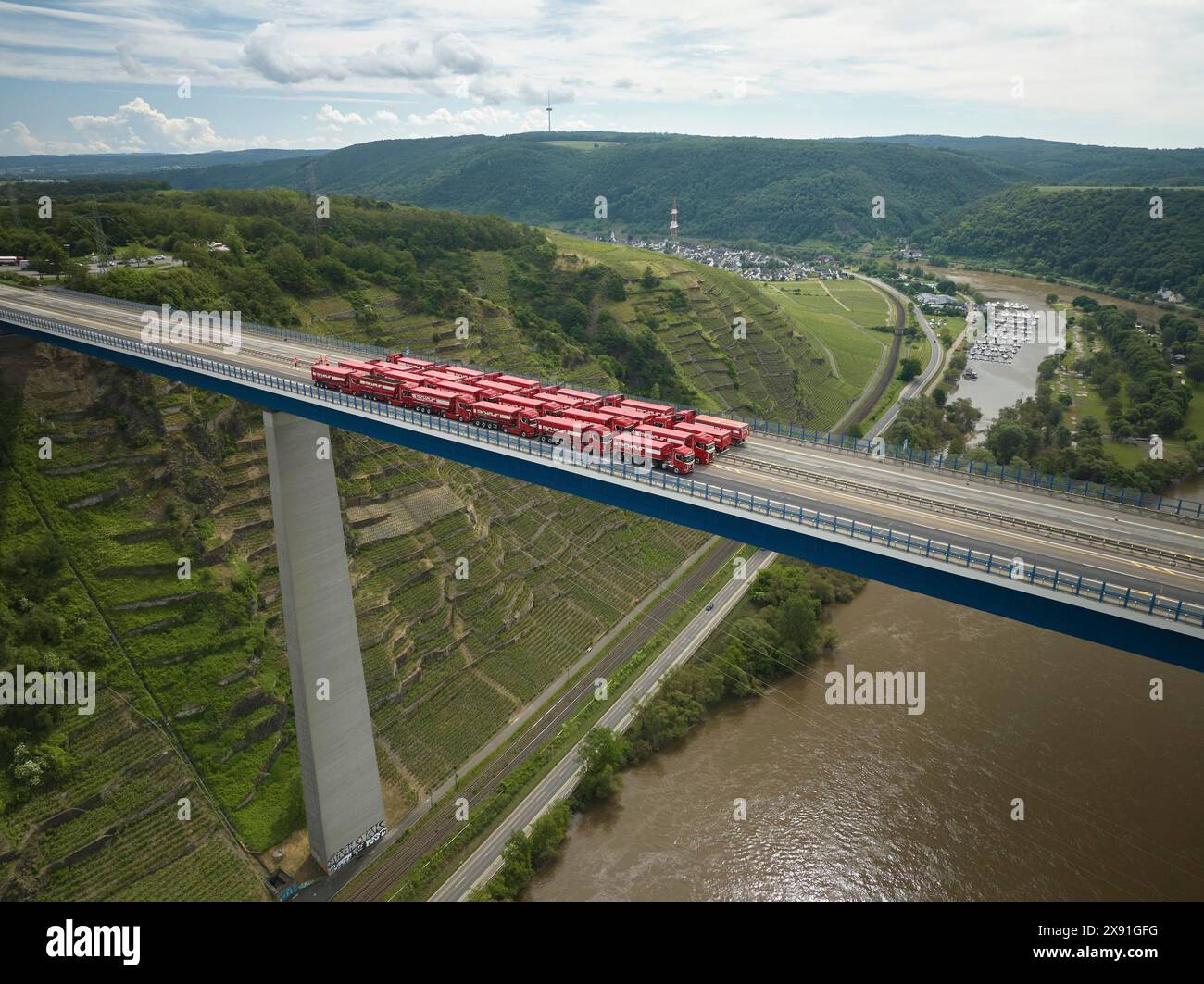Des camions d'un poids total de 960 tonnes se tiennent sur le pont de la vallée de la Moselle à Winningen lors d'un essai de charge, c'est pourquoi le pont A61 est entièrement équipé Banque D'Images