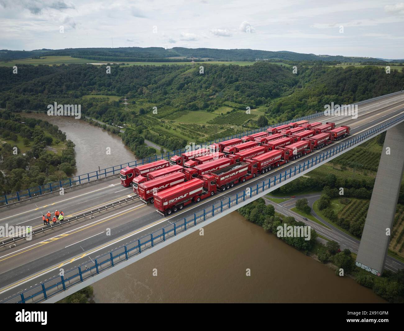 Des camions d'un poids total de 960 tonnes se tiennent sur le pont de la vallée de la Moselle à Winningen lors d'un essai de charge, c'est pourquoi le pont A61 est entièrement équipé Banque D'Images