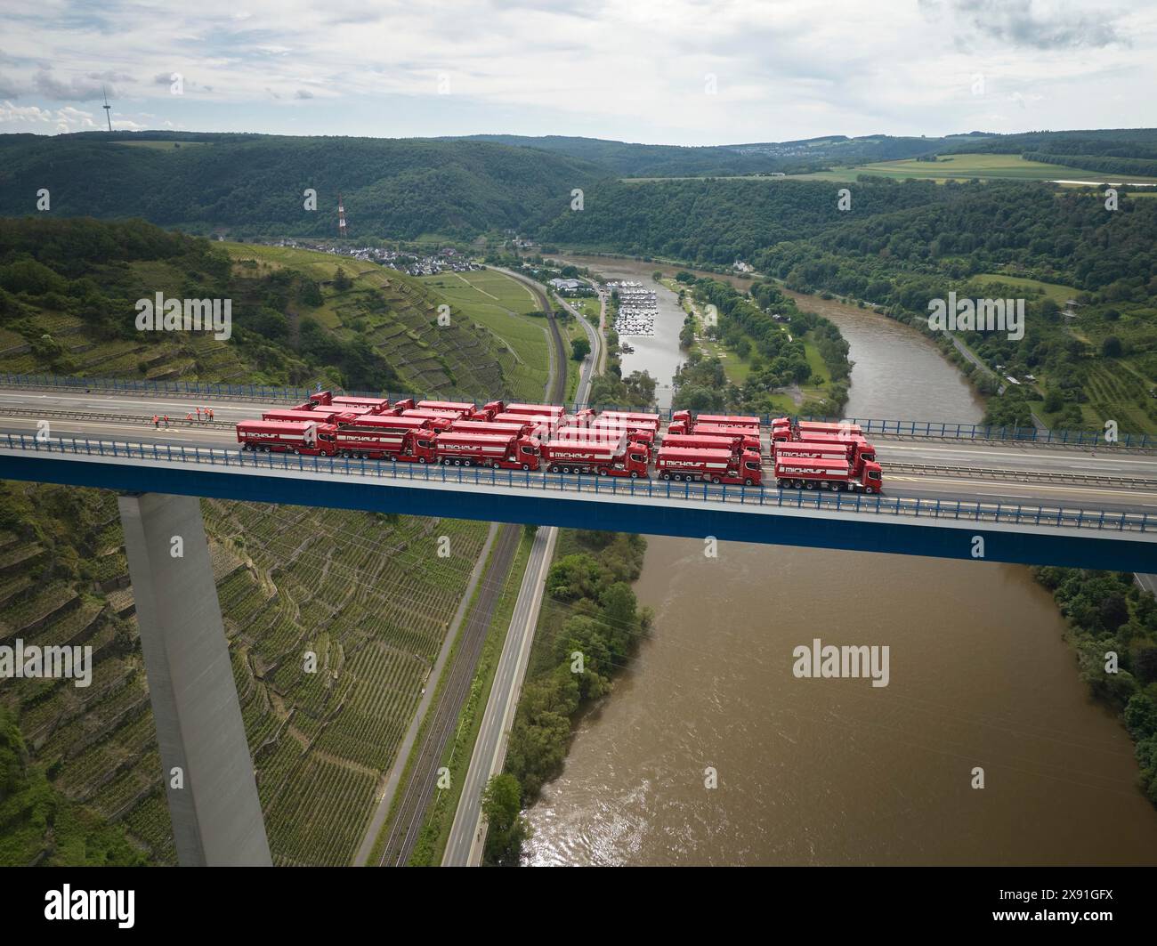 Des camions d'un poids total de 960 tonnes se tiennent sur le pont de la vallée de la Moselle à Winningen lors d'un essai de charge, c'est pourquoi le pont A61 est entièrement équipé Banque D'Images