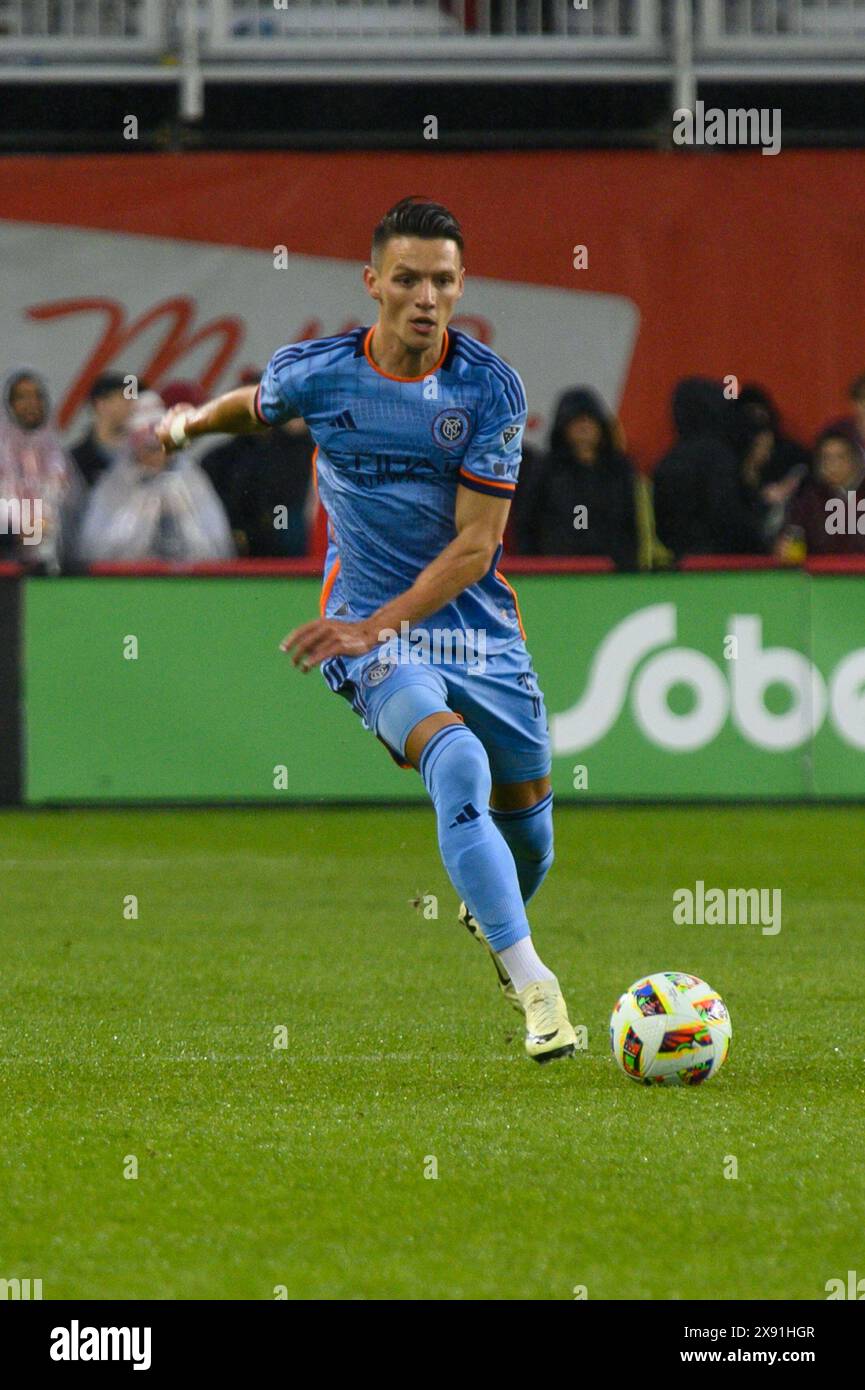 Toronto, ON, Canada - 11 mai 2024 : Hannes Wolf #17 avant du New York City FC se déplace avec le ballon lors du match MLS entre Toronto FC (Canada) et Banque D'Images