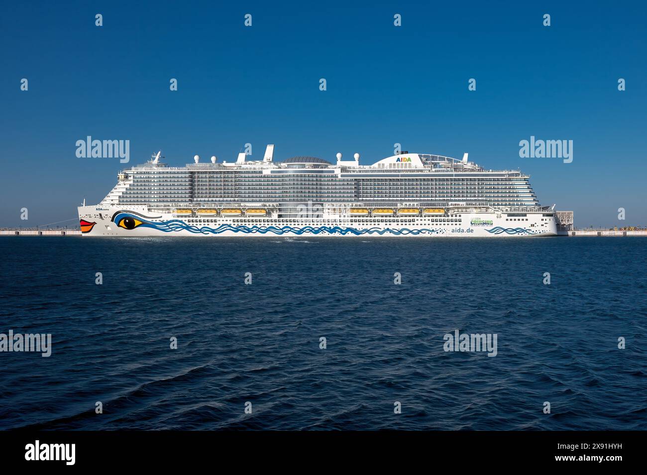 Le bateau de croisière AIDAprima est dans le vieux port de Doha Mina district Qatar Banque D'Images