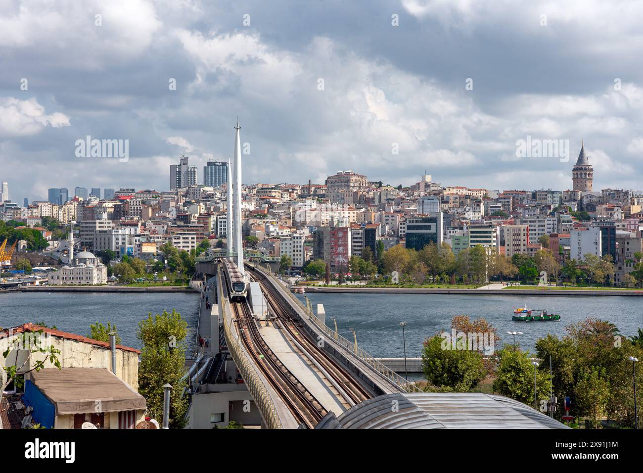 Halic metro pont et vue sur la Mosquée de Suleymaniye, Istanbul Banque D'Images