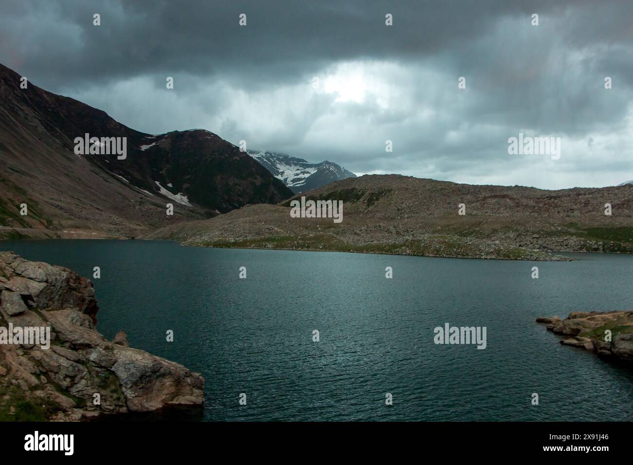 Les montagnes majestueuses embrassent le lac Attabad dans l'étreinte sereine de Hunza Banque D'Images