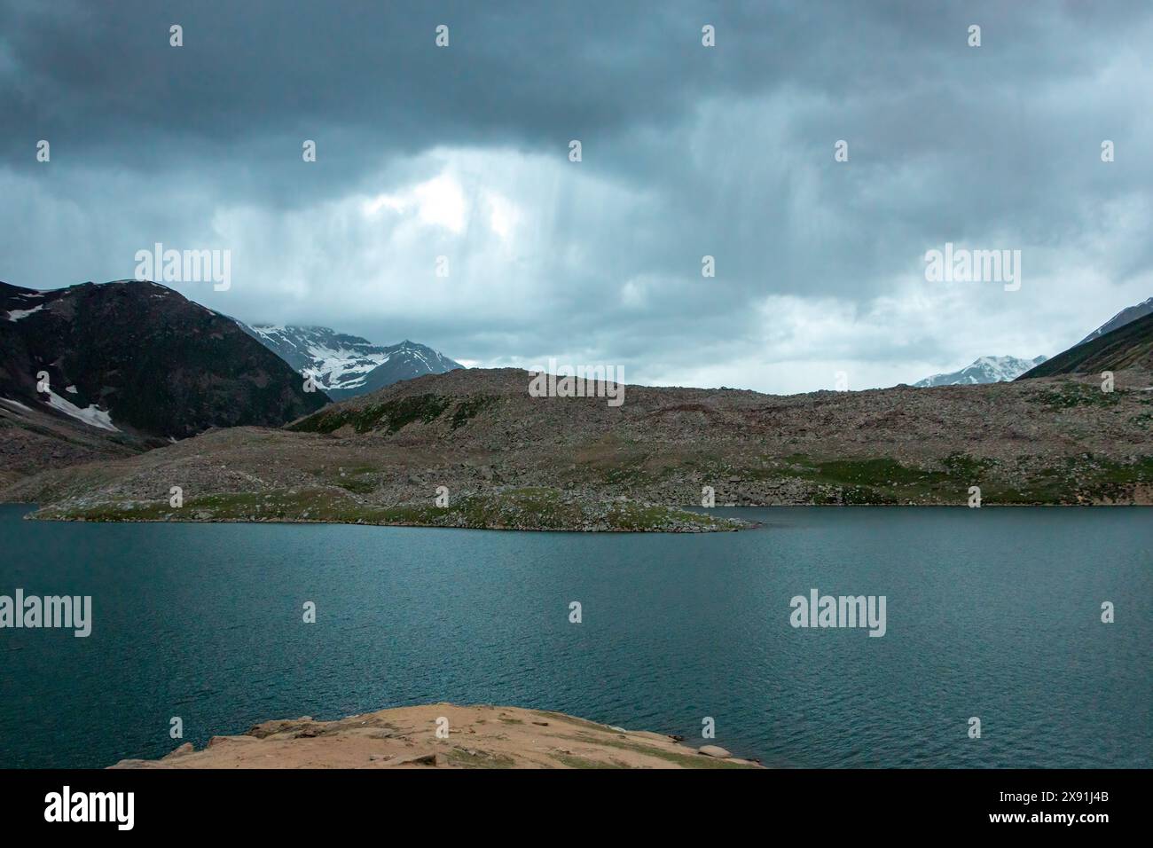 Les montagnes majestueuses embrassent le lac Attabad dans l'étreinte sereine de Hunza Banque D'Images