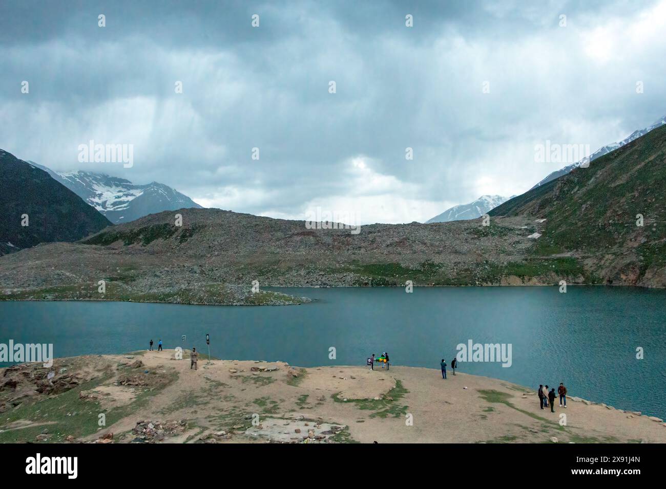 Les montagnes majestueuses embrassent le lac Attabad dans l'étreinte sereine de Hunza Banque D'Images