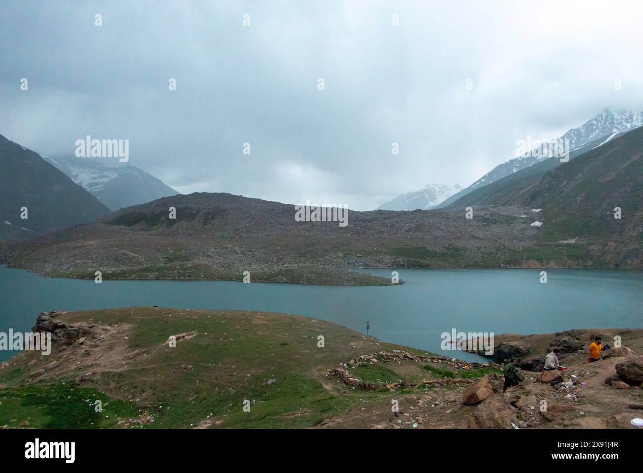 Les montagnes majestueuses embrassent le lac Attabad dans l'étreinte sereine de Hunza Banque D'Images