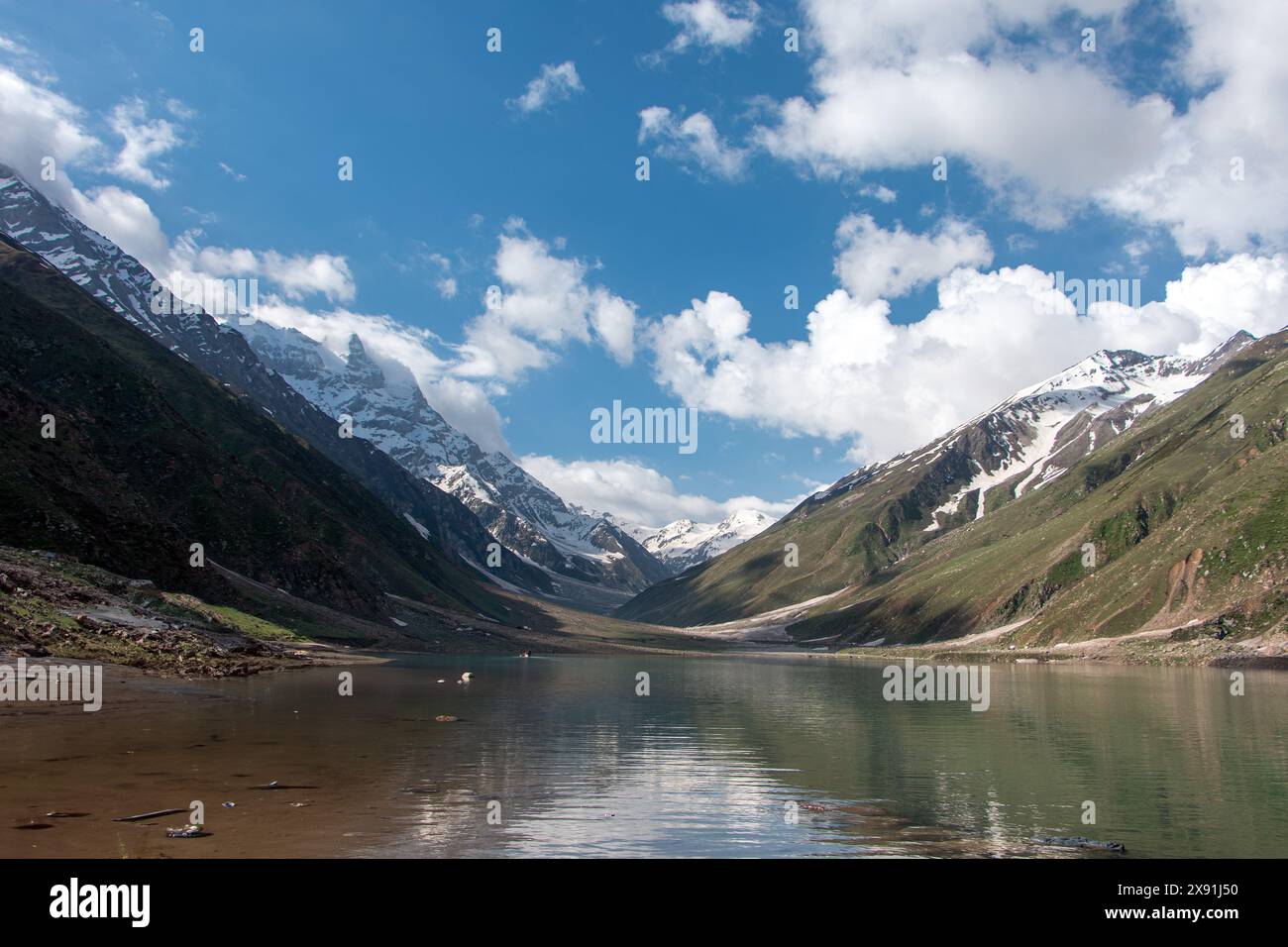 Les montagnes majestueuses embrassent le lac Attabad dans l'étreinte sereine de Hunza Banque D'Images