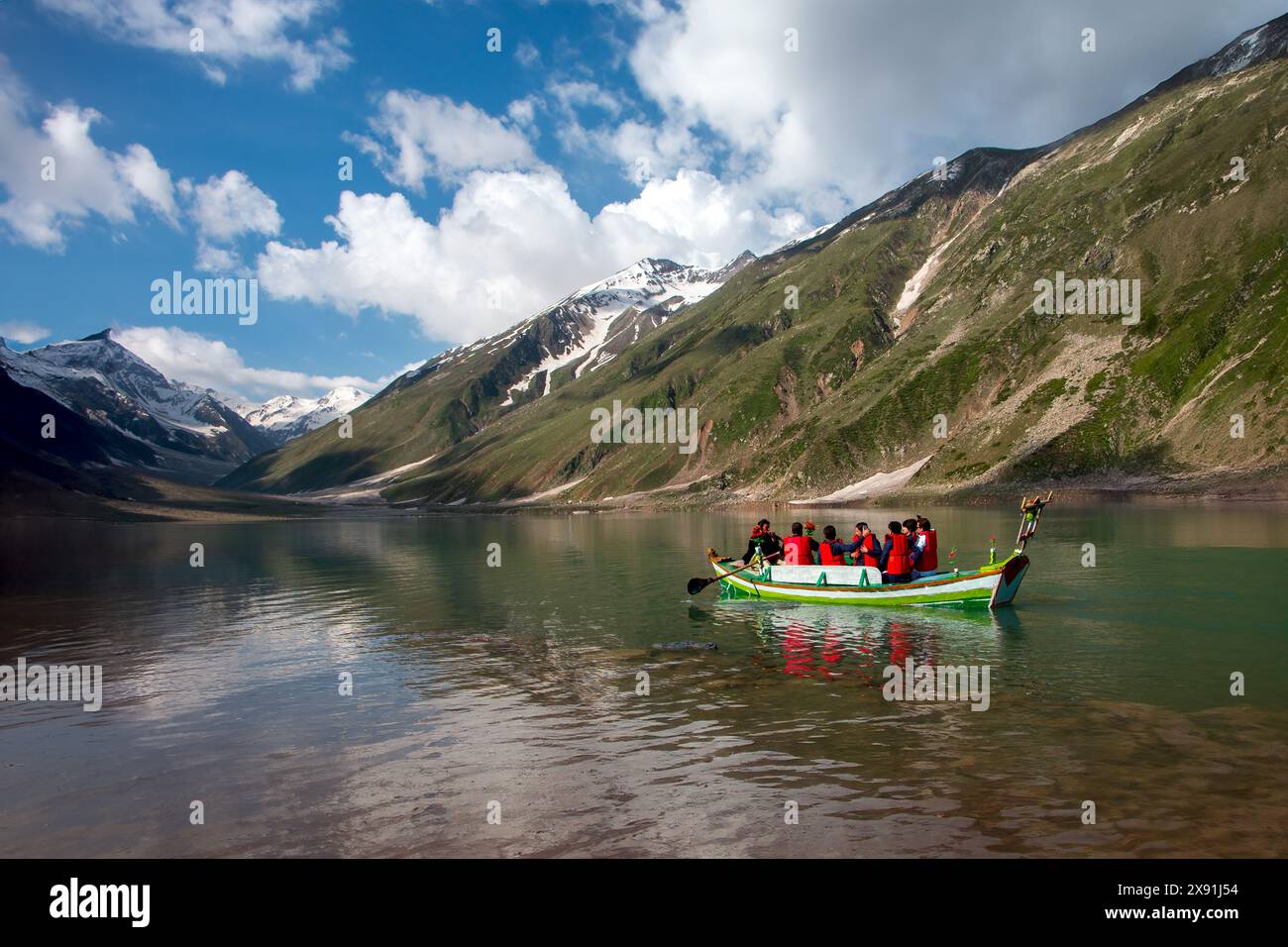 Les montagnes majestueuses embrassent le lac Attabad dans l'étreinte sereine de Hunza Banque D'Images