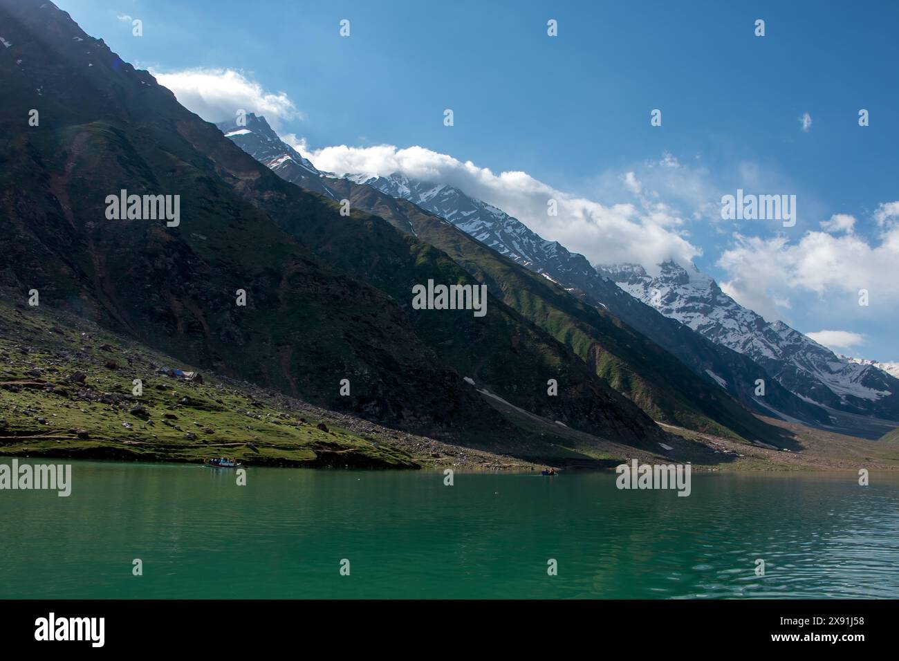 Les montagnes majestueuses embrassent le lac Attabad dans l'étreinte sereine de Hunza Banque D'Images