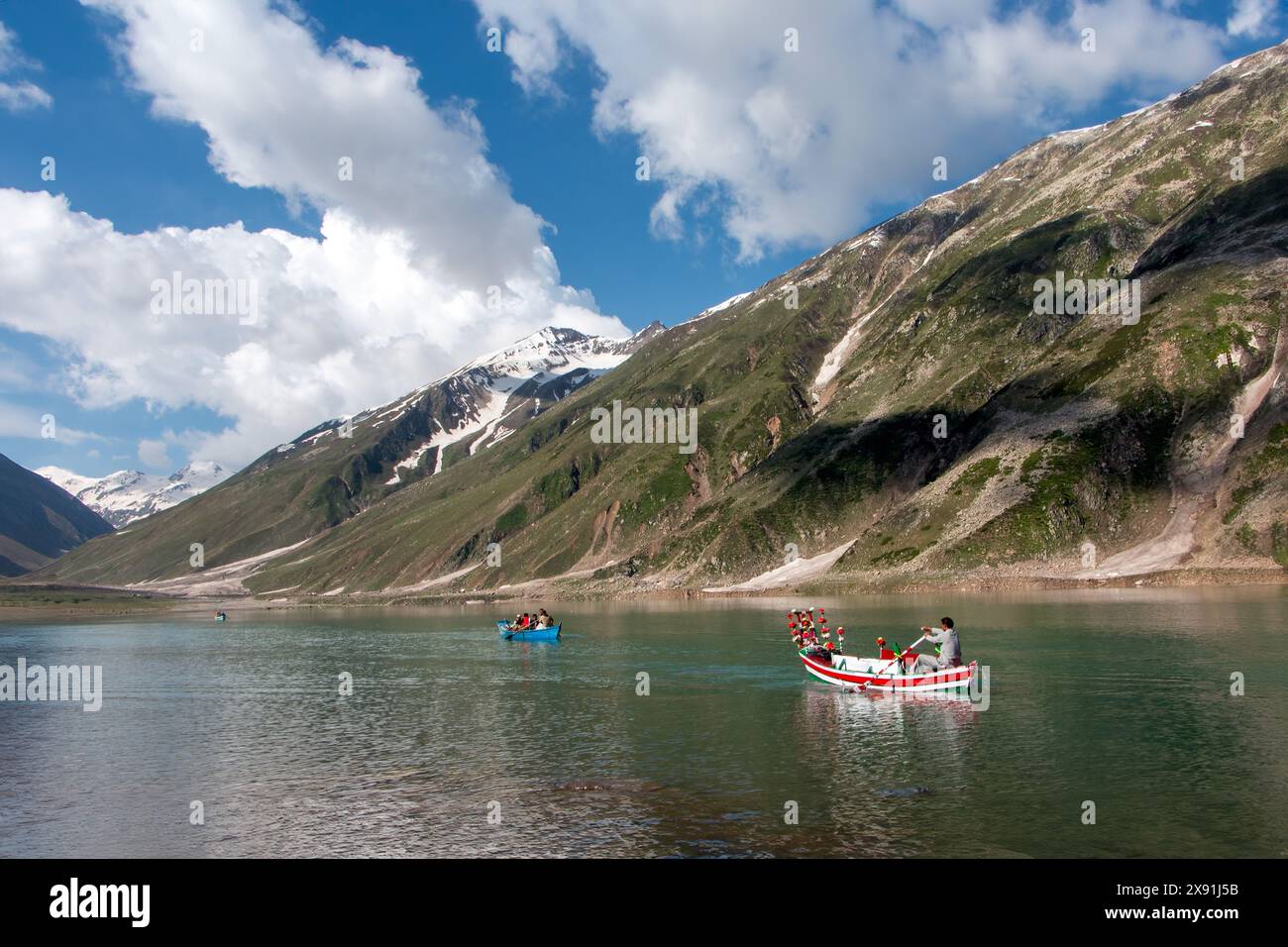 Les montagnes majestueuses embrassent le lac Attabad dans l'étreinte sereine de Hunza Banque D'Images