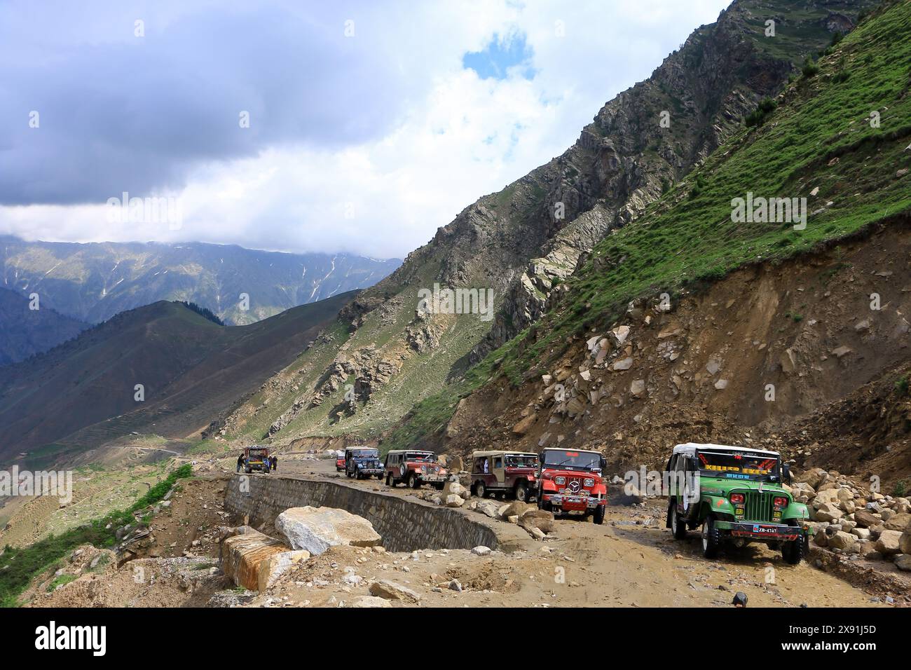 Les montagnes majestueuses embrassent le lac Attabad dans l'étreinte sereine de Hunza Banque D'Images