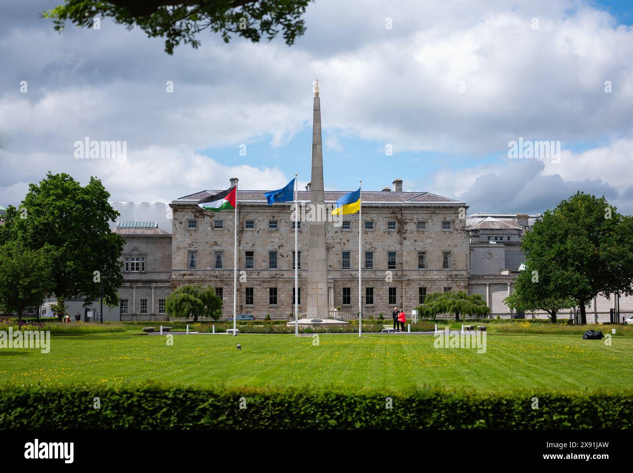Drapeau palestinien flottant devant Leinster House dans la ville de Dublin, en Irlande. Banque D'Images