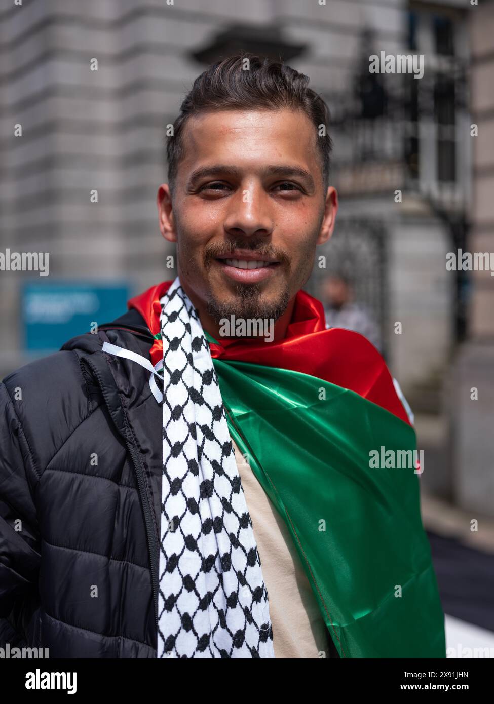 Manifestants pro-palestiniens devant le Dáil Éireann sur Kildare Street dans la ville de Dublin, alors que l'Irlande reconnaissait officiellement l'État palestinien. Banque D'Images