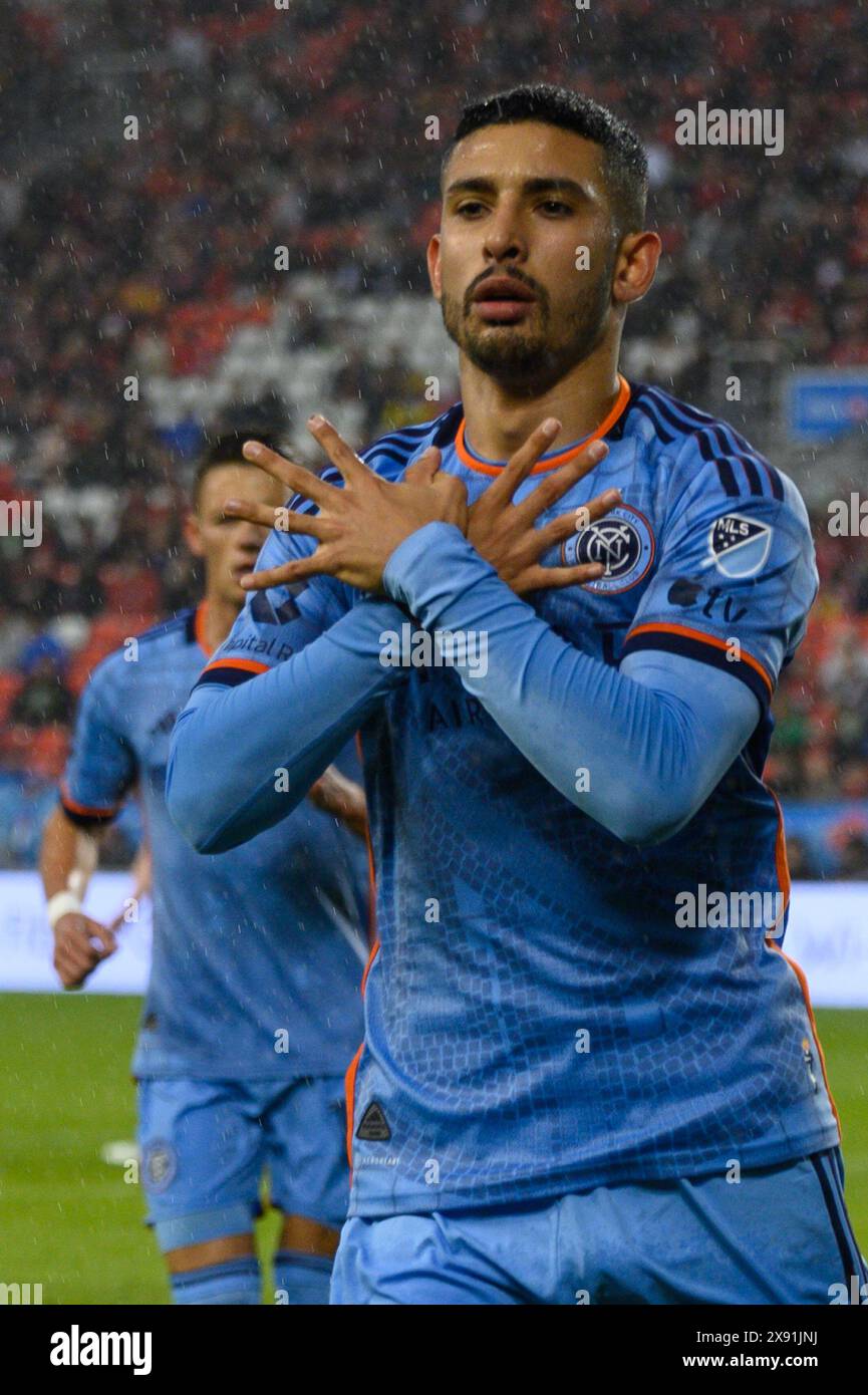 Toronto, ON, Canada - 11 mai 2024 : Santiago Rodríguez #10 avant du New York City FC célèbre après avoir marqué un but lors du match MLS entre Toron Banque D'Images