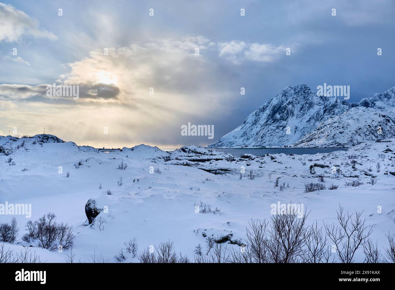 Soleil sur Stjernfjorden, Sund, Lofoten, Norvège, Europe Banque D'Images