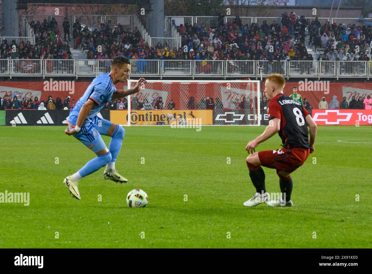 Toronto, ON, Canada - 11 mai 2024 : Hannes Wolf #17 avant du New York City FC se déplace avec le ballon lors du match MLS entre Toronto FC (Canada) et Banque D'Images