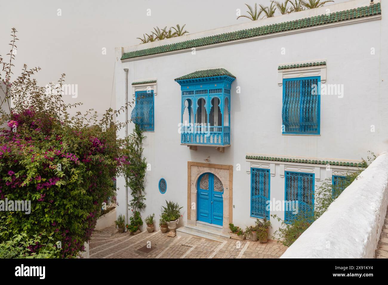 17 mai 2024. Sidi Bou Said, Tunisie. Architecture traditionnelle bleue et blanche d'une belle villa surplombant le golfe de Tunis dans le village de S. Banque D'Images