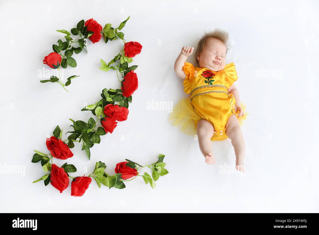 Mignon nouveau-né caucasien. anniversaire bébé de 2 mois. Bébé fille dans un costume de princesse isolé sur blanc. Banque D'Images