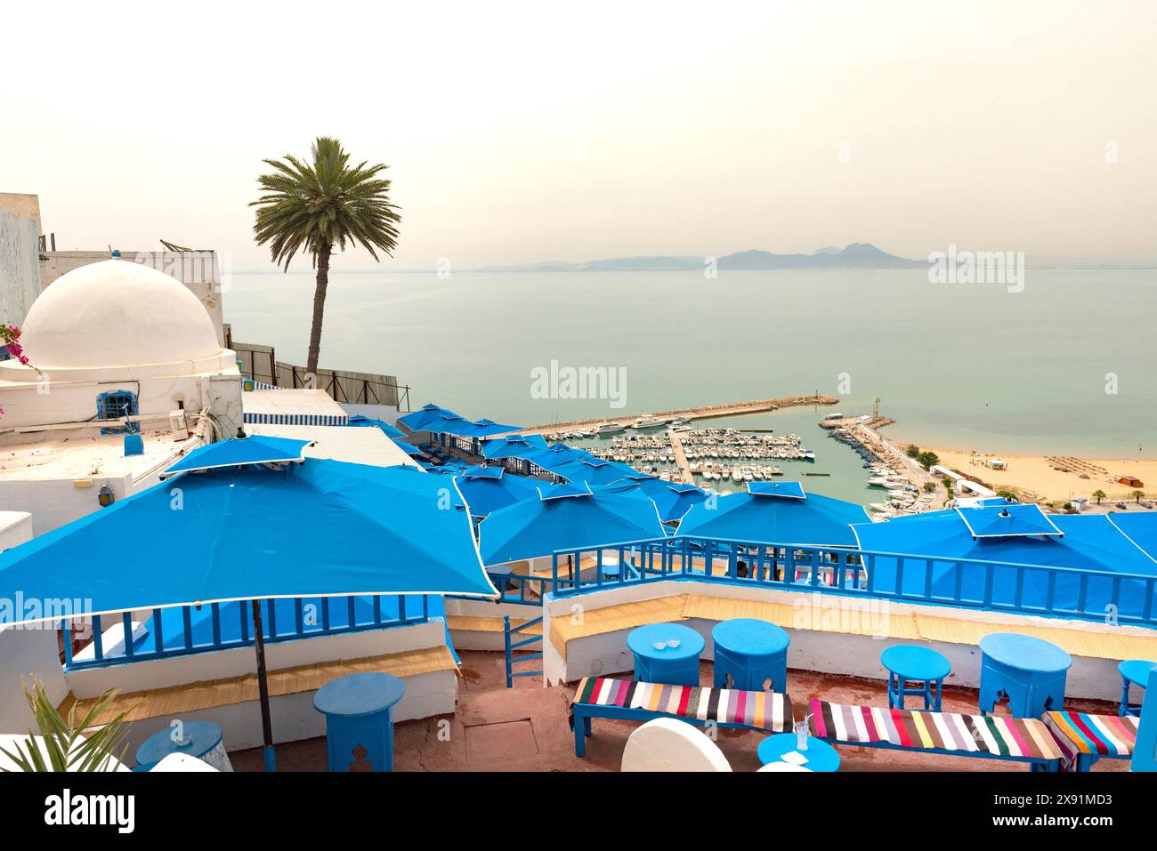 17 mai 2024. Sidi Bou Said, Tunisie. Café des délices ou Café Sidi Chabaane le café le plus célèbre de Sidi Bou Saïd, l'un des meilleurs endroits pour boire un verre Banque D'Images 17 mai 2024. Sidi Bou Said, Tunisie. Café des délices ou Café Sidi Chabaane le café le plus célèbre de Sidi Bou Saïd, l'un des meilleurs endroits pour boire un verre Banque D'Images