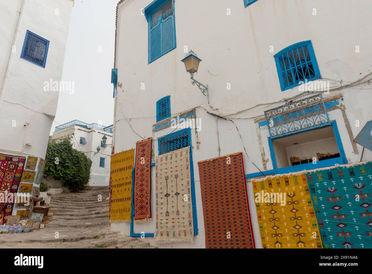 17 mai 2024. Sidi Bou Said, Tunisie. Tapis souvenir touristique accrochés à l'extérieur d'un magasin dans les rues étroites de Sidi Bou Said, un joli village près de th Banque D'Images
