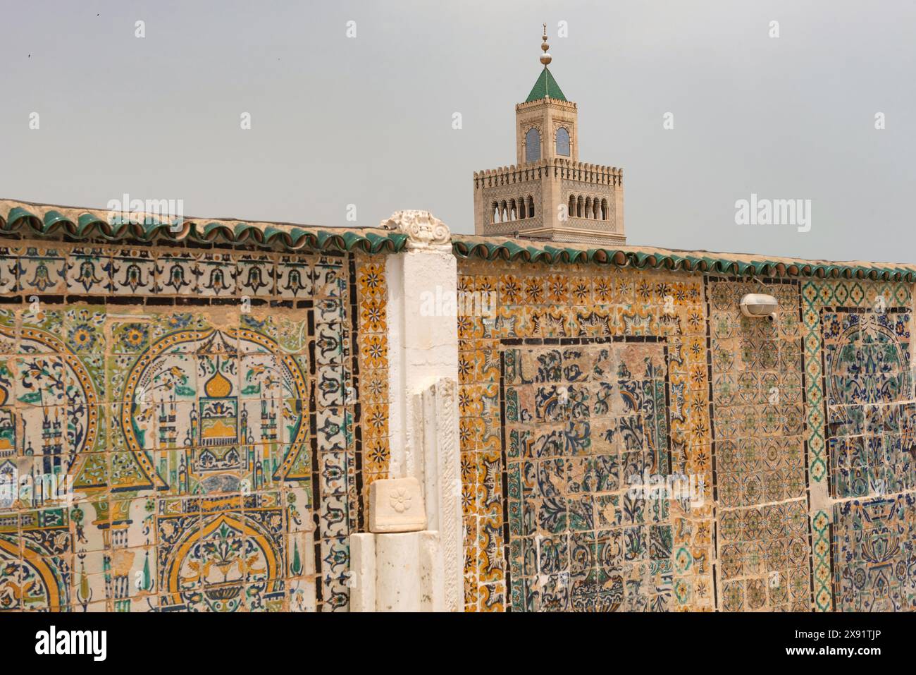 Vue panoramique sur le minaret de la mosquée Al-Zaytuna dans la médina, la plus ancienne mosquée de la capitale tunisienne, Tunis. Afrique du Nord. Banque D'Images