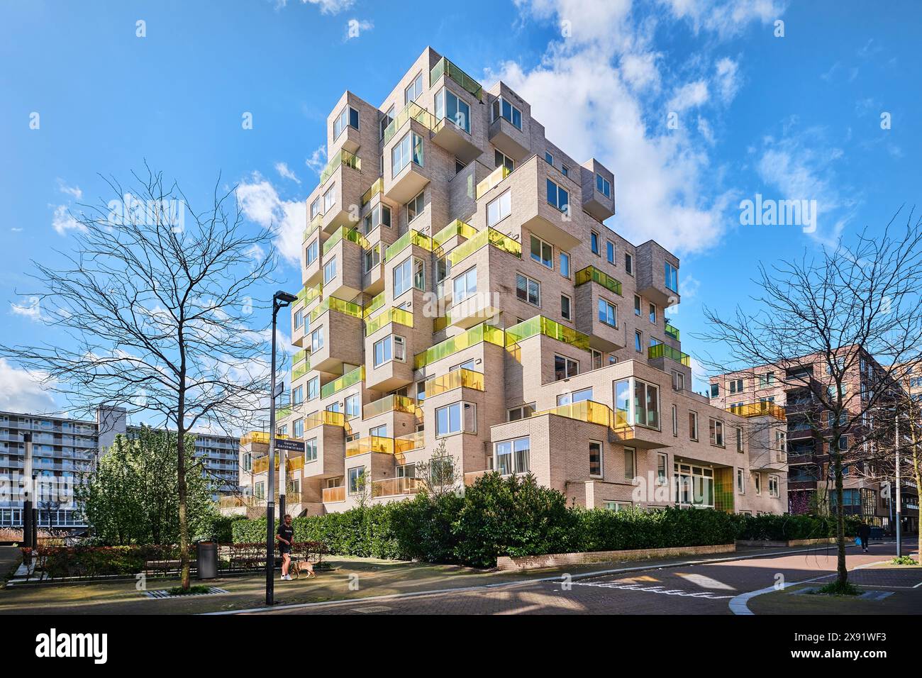 Pays-Bas, Amsterdam - 10 avril 2024 : logement d'été immeuble d'appartements et balcons colorés Banque D'Images