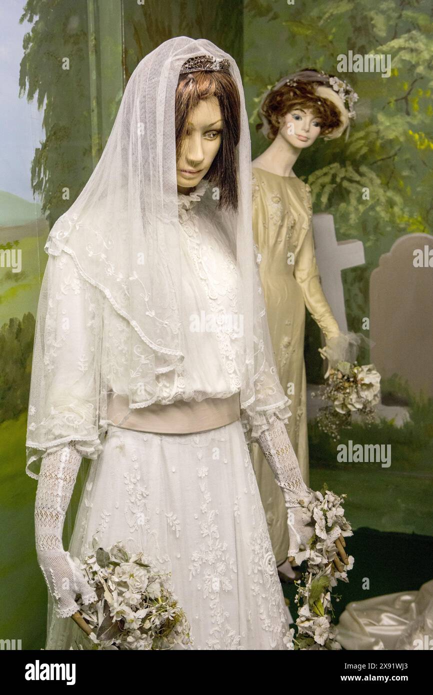 Un mannequin féminin dans une robe de mariée blanche Banque D'Images