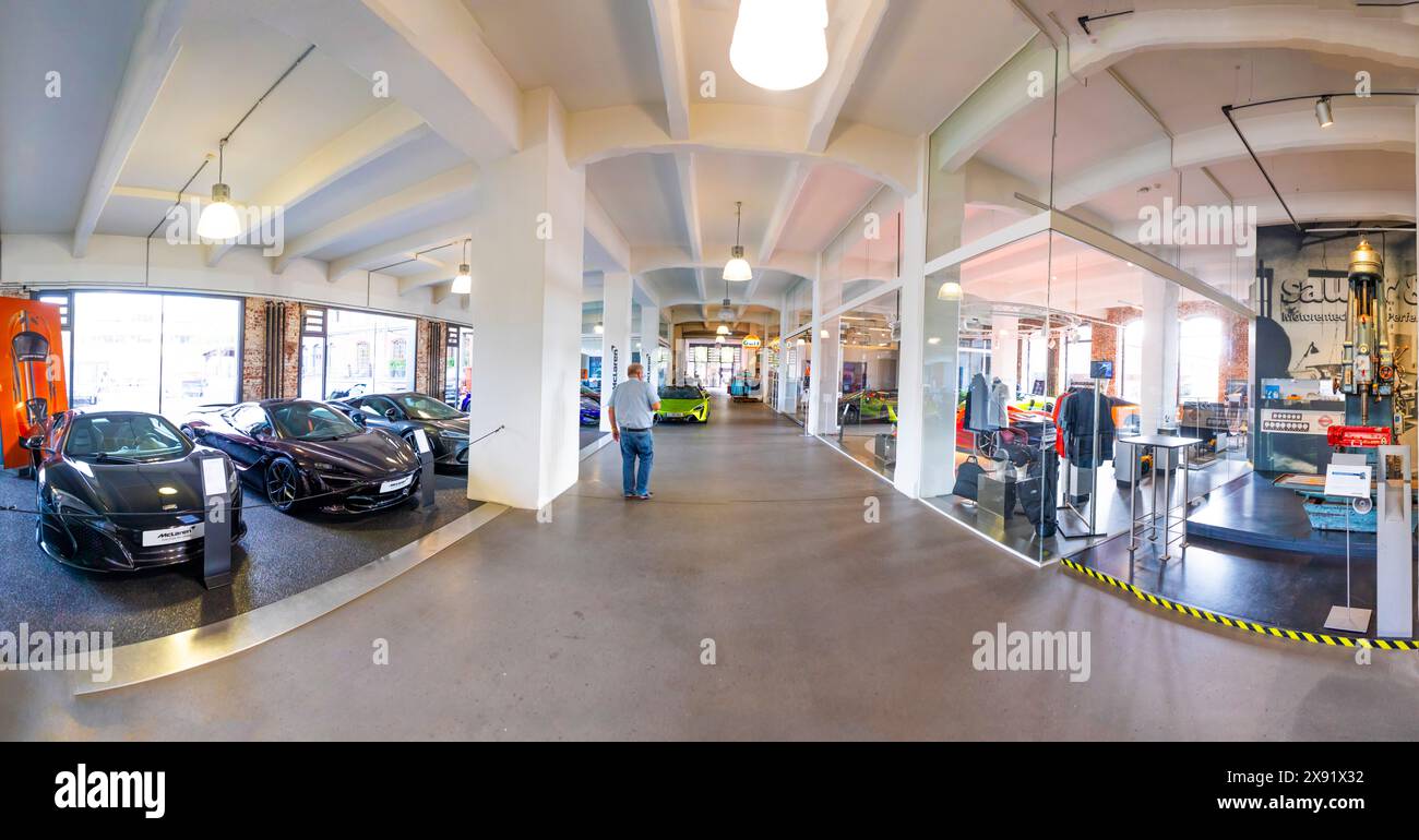 Francfort, Allemagne - 13 septembre 2023 : vieux collectionneurs et voitures anciennes dans le garage Klassikstadt pour les vieilles voitures anciennes de valeur à Francfort. Ils o Banque D'Images