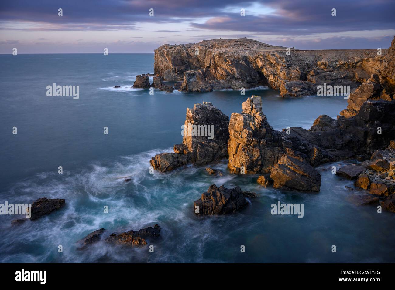 Rives rocheuses sur la côte nord-ouest de l'île de Lewis et Harris, Hébrides extérieures, Écosse. Banque D'Images