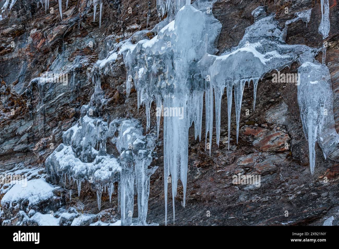 Royaume de glace sur un rocher près d'un fjord, îles Lofoten, nord de la Norvège Banque D'Images