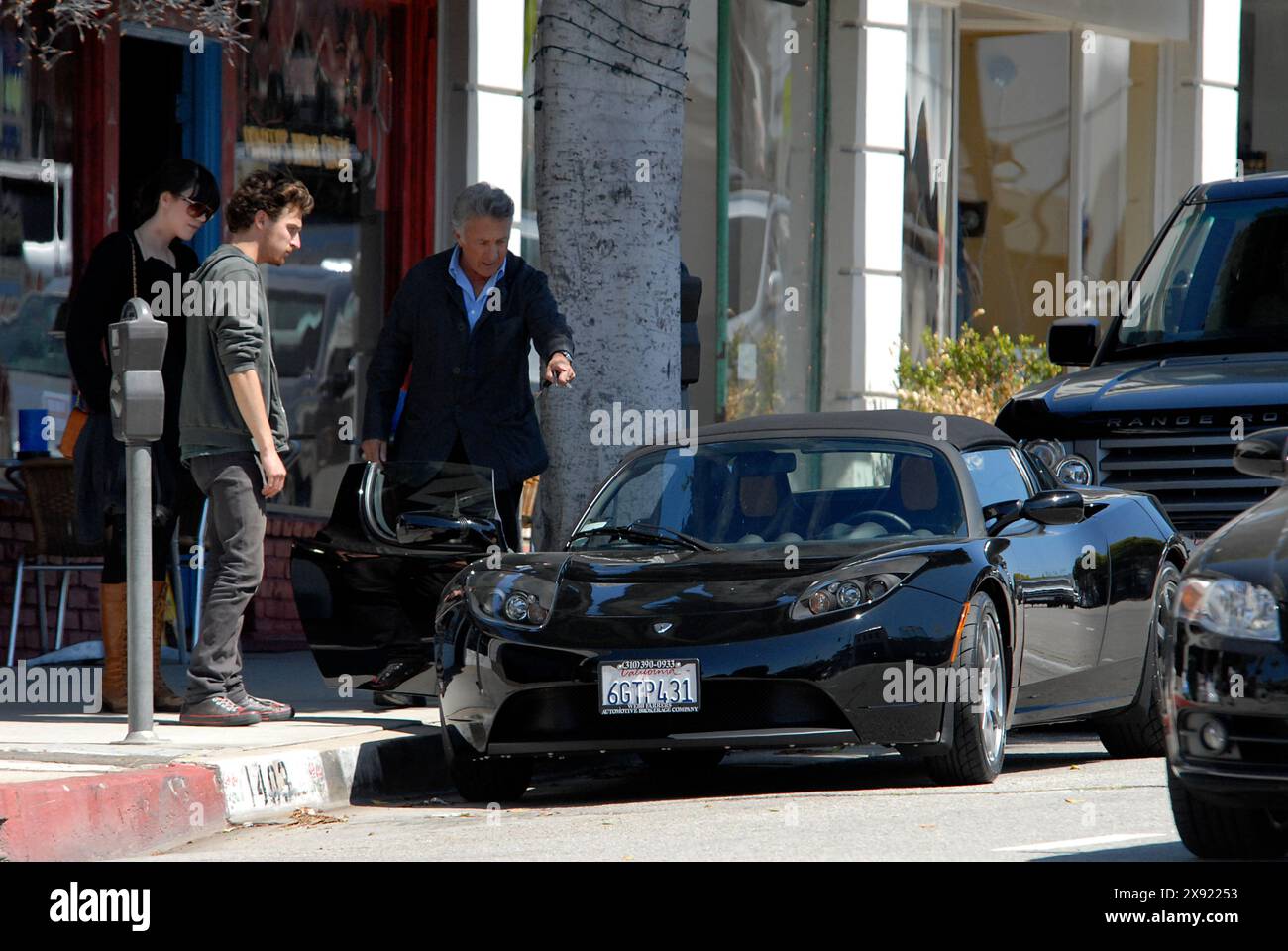 Santa Monica, Californie, 05 avril 2009.Dustin Hoffman présente à son fils Max et sa petite amie avec un look comme Lily Allen sa nouvelle Tesla 100% électrique c Banque D'Images