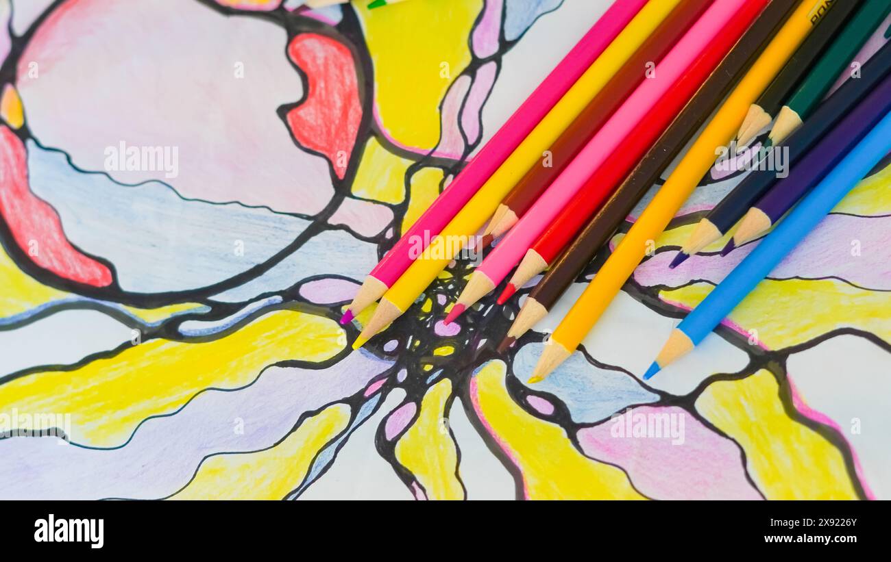 crayons colorés pour le dessin neurographique sur fond blanc, utilisés en art thérapie psychologique.. Banque D'Images