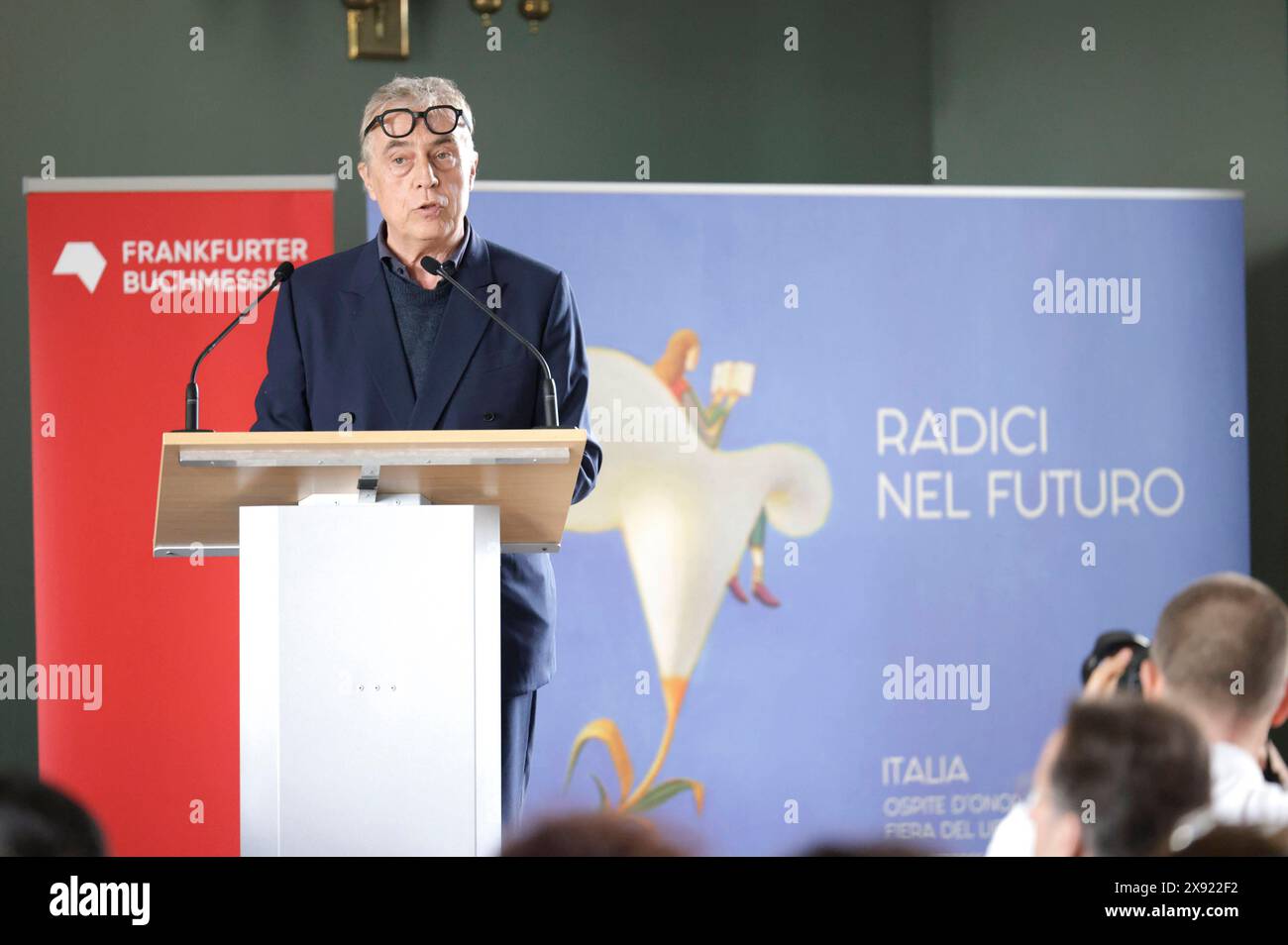 Stefano Boeri BEI der Pressekonferenz zur Vorstellung des programms des Ehrengastes Italien für die Frankfurter Buchmesse 2024 im Literaturhaus Schöne Aussicht 2. Francfort-sur-le-main, 28.05.2024 *** Stefano Boeri à la conférence de presse pour présenter le programme de l'invité d'honneur Italie pour Frankfurter Buchmesse 2024 à Literaturhaus Schöne Aussicht 2 Francfort-sur-le-main, 28 05 2024 Foto:XP.xBackx/xFuturexImagex buchmesse PK 4529 Banque D'Images