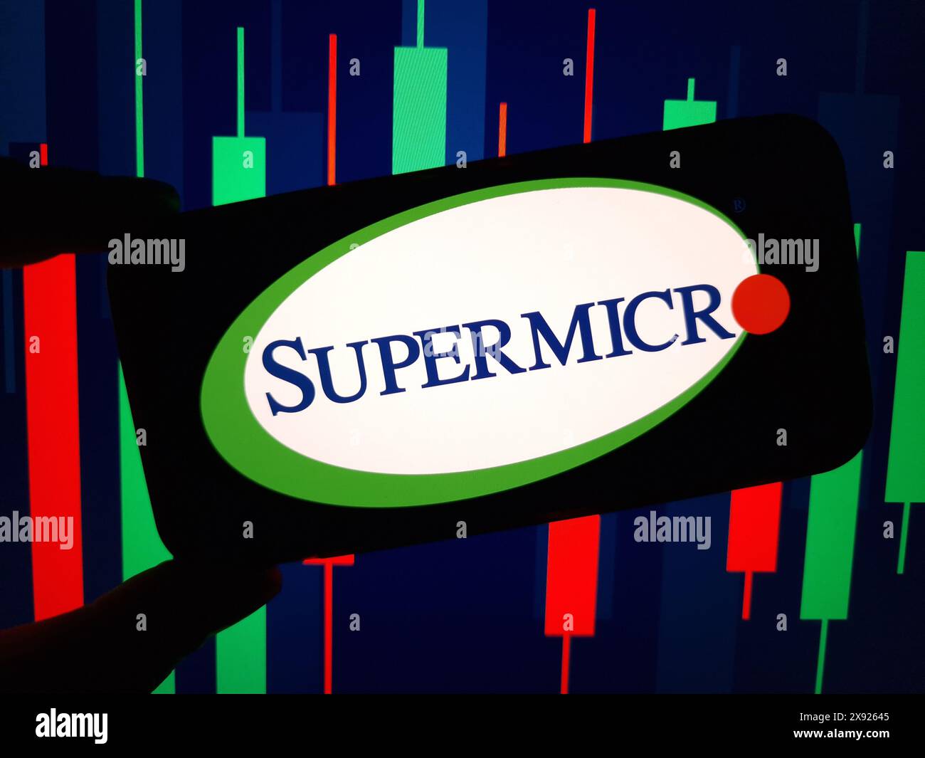 Konskie, Pologne - 27 mai 2024 : logo de la société Supermicro affiché sur le téléphone portable Banque D'Images