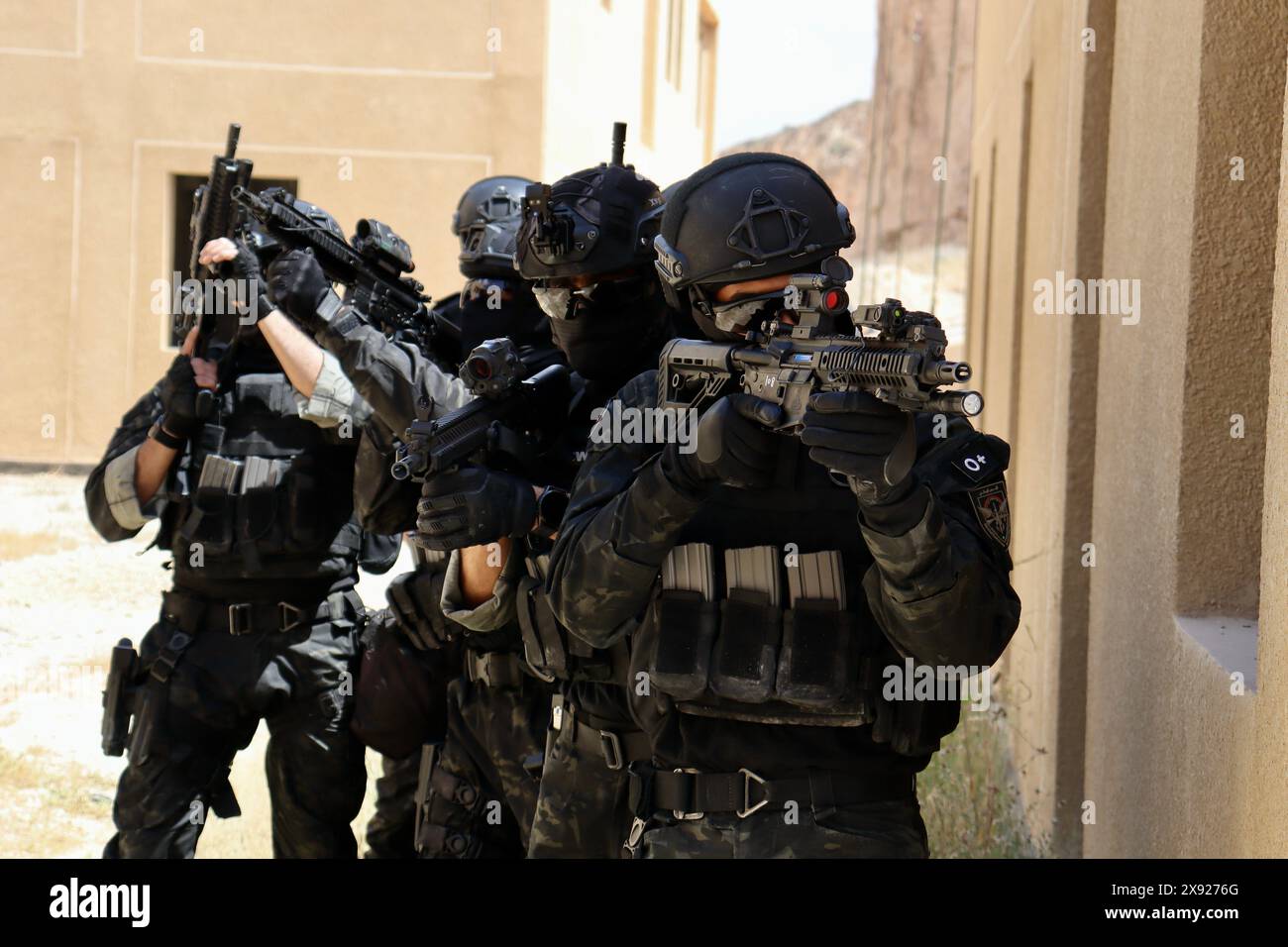 Amman, Jordanie. 12 mai 2024. Les membres des forces d'opérations spéciales des Émirats arabes Unis effectuent des exercices de combat rapprochés lors de l'Eager Lion 24 au King Abdallah II Operations Training Center, Jordanie, le 12 mai 2024. Eager Lion 24 est un exercice multilatéral, avec 33 pays participants, organisé par le Royaume hachémite de Jordanie, conçu pour échanger des compétences militaires et améliorer l'interopérabilité entre les pays partenaires, et considéré comme la pierre angulaire d'une relation militaire plus large des États-Unis avec les forces armées jordaniennes. La Jordanie est l'un des partenaires les plus solides et les plus fiables du Commandement central des États-Unis Banque D'Images