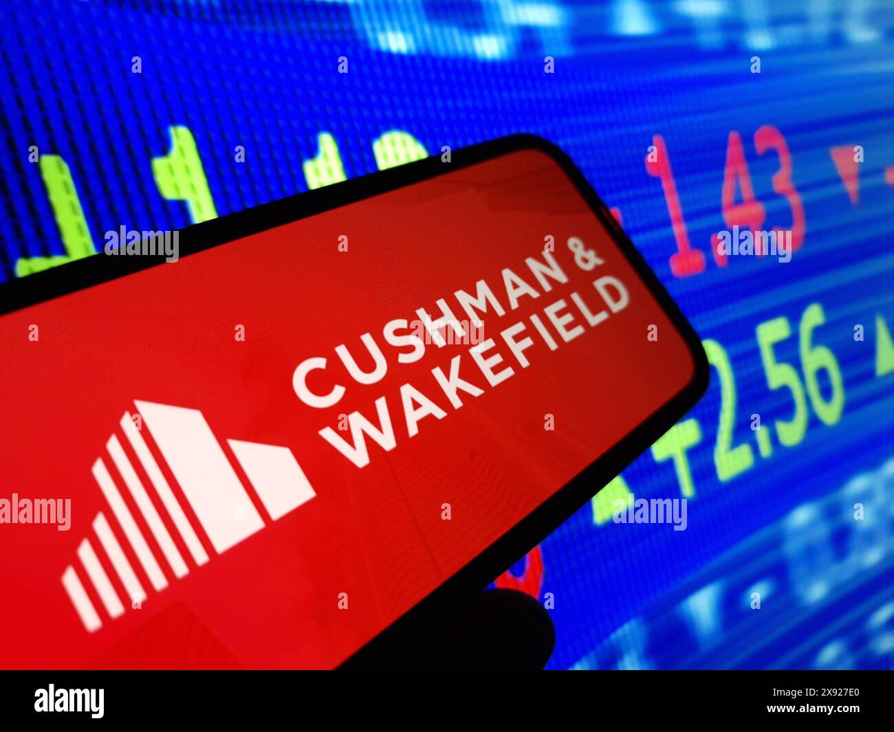 Konskie, Pologne - 27 mai 2024 : logo de la société Cushman et Wakefield affiché sur le téléphone portable Banque D'Images