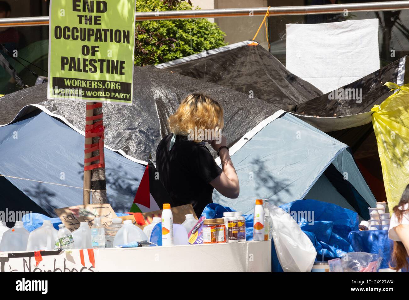 Groupe de personnes dans un campement de protestation anti-israélien pro-palestinien sur le campus de l'Institut de technologie de la mode le 1er mai 2024 Banque D'Images