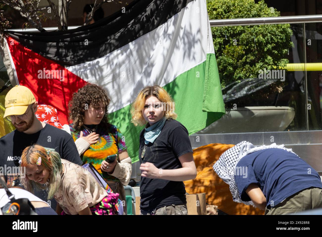 Groupe de personnes dans un campement de protestation anti-israélien pro-palestinien sur le campus de l'Institut de technologie de la mode le 1er mai 2024 Banque D'Images