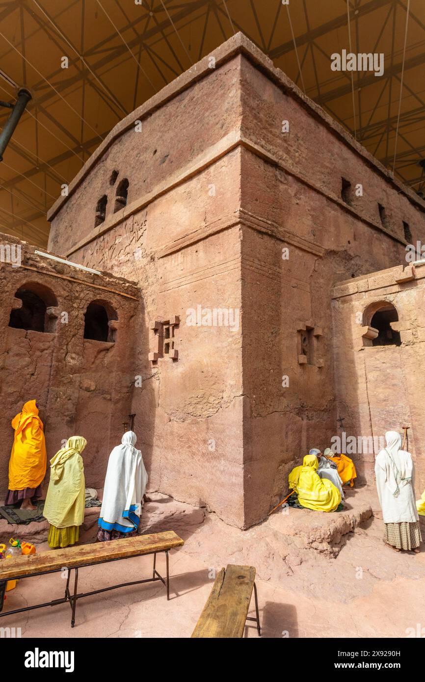 Les femmes pèlerines se sont rassemblées pour le service de masse sur les murs de l'église ortodoxe monolithique taillée dans la roche de Bete Maryam, Lalibela, région d'Amhara, Ethiopie. Banque D'Images