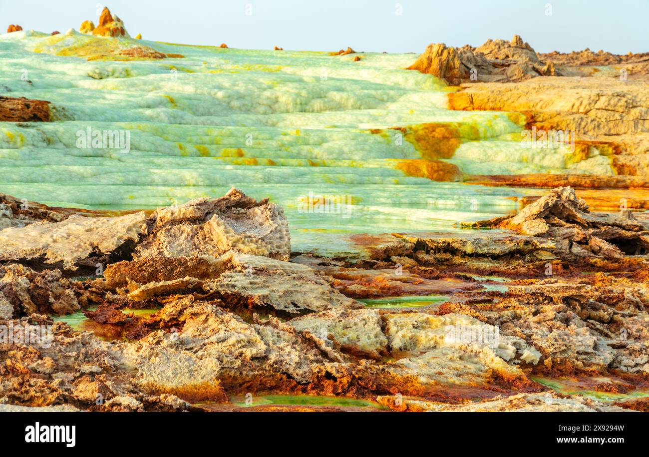 Paysage extraterrestre avec lacs toxiques et minéraux soufrés, désert de dépression de Danakil, région de l'Afar, Ethiopie Banque D'Images